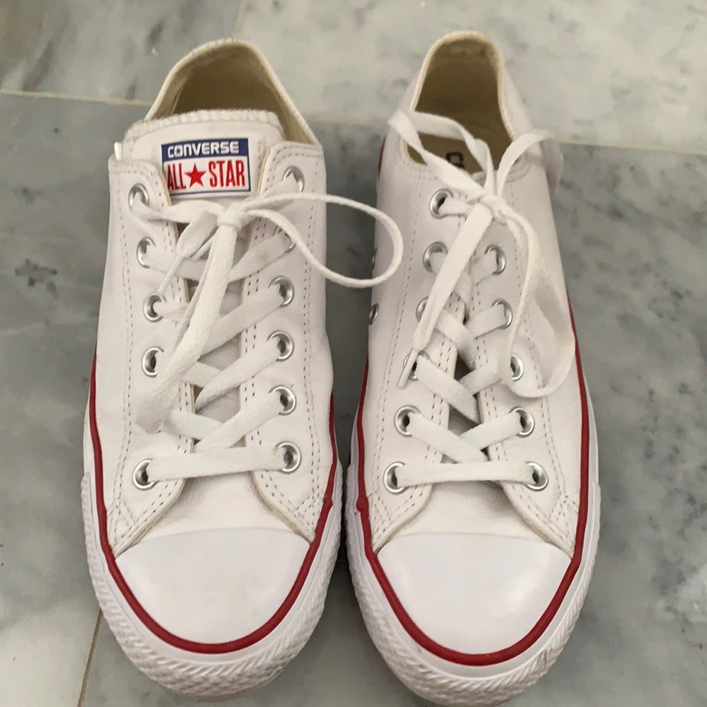 Leather White Converse All Star low rise like new Women’s 8 - Men’s 6 Chuck